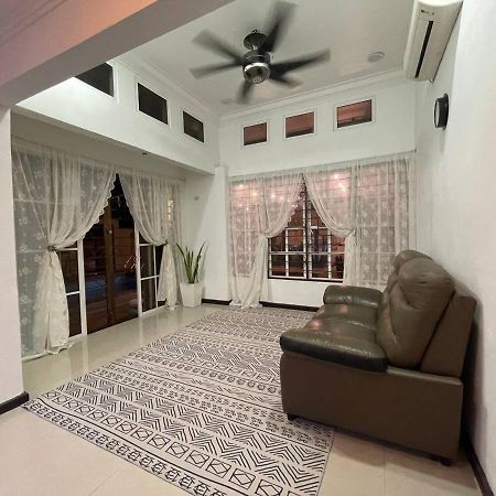 Homestay Laman Nuri, Kota Damansara Petaling Jaya Exterior photo